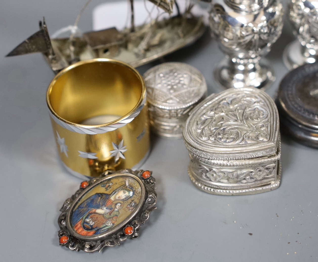 Mixed collectables including a silver vesta, pair of silver pepperettes, modern silver pill box and seven other items.